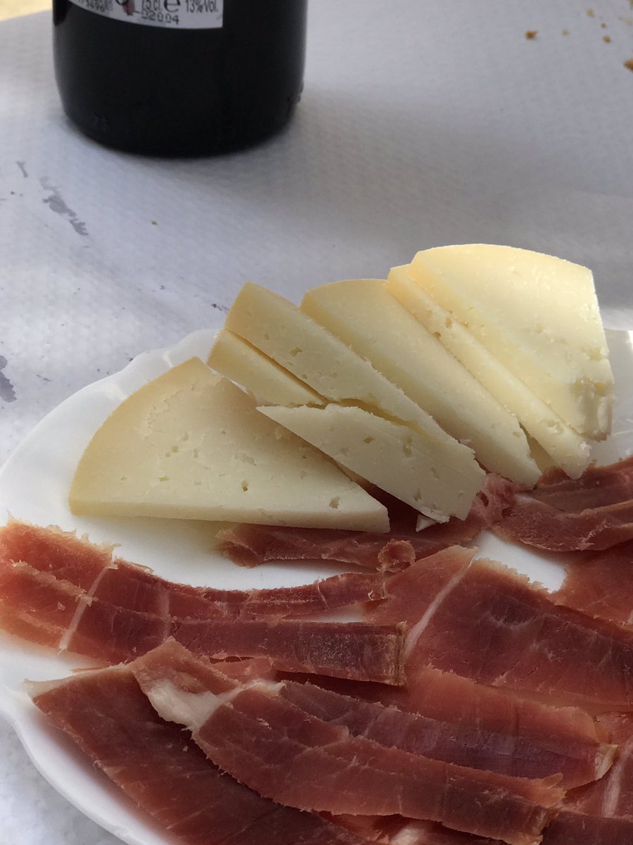Almorzando en Vozmediano 😘😋 #Soria #DietaTorreznos #Diet <a href="/TorreznodeSoria/">Torrezno de Soria</a>