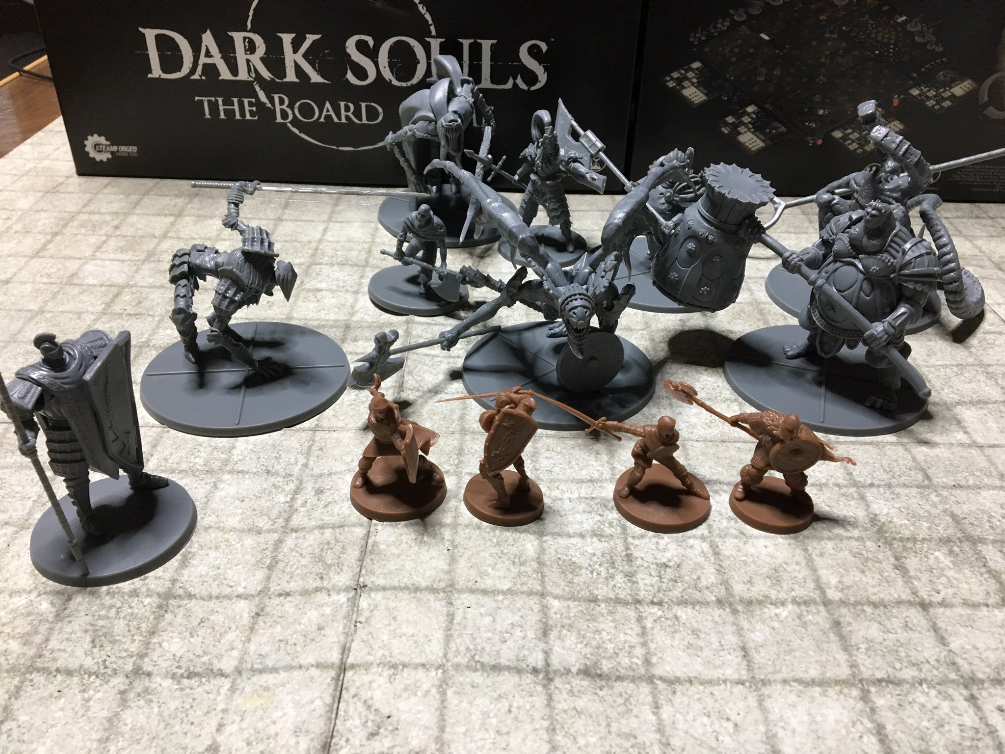 イソベ Sur Twitter 届いていたダークソウルのボードゲームを開封 D Dのミニチュアとしても充分に使えそう