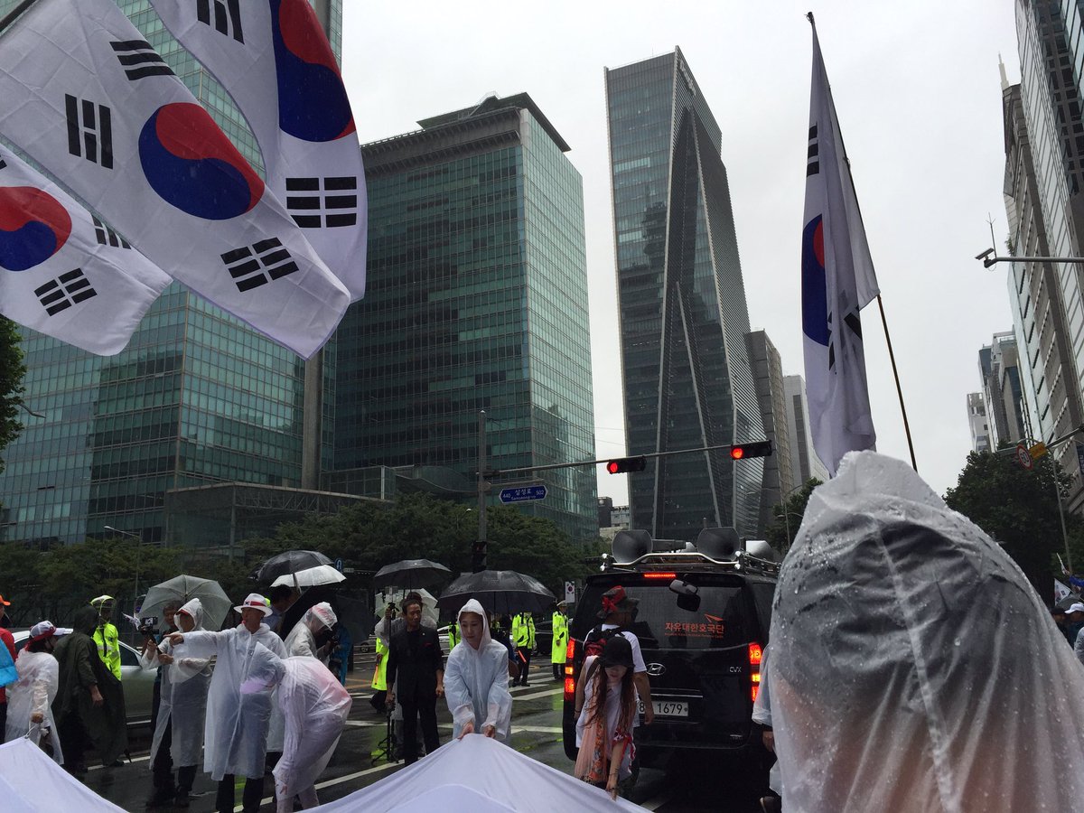삼성역 집회 끝나고~
지하철타고 집으로 가는 중
우비를 입었는데도~흠뻑 젖어서
지하철 에어컨바람에
한기가 느껴지네요😬
오늘 멋진 우리애국 동지들을
오랫만에 만나 힘났어요^^