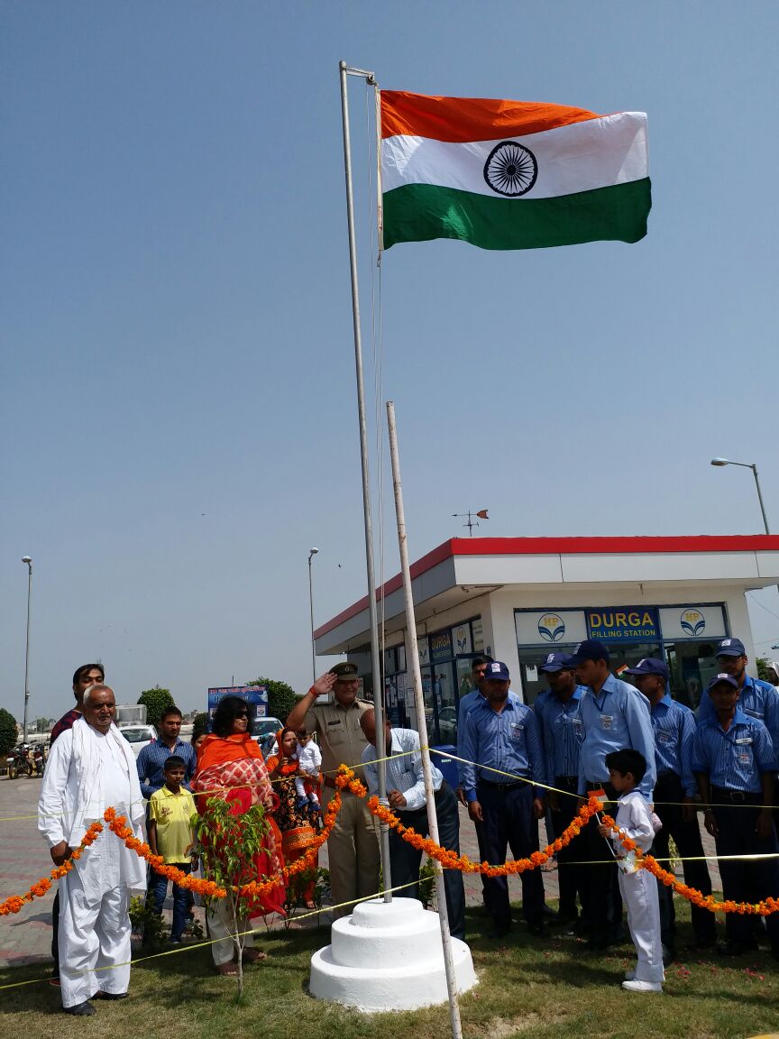 petro_planet's tweet photo. Independence Day celebrations at Outlets under Gurgaon Regional Office @HPCL @Rg03Goel @subodhbatra10 @ManishTandon21 https://t.co/0yIc5DolJO