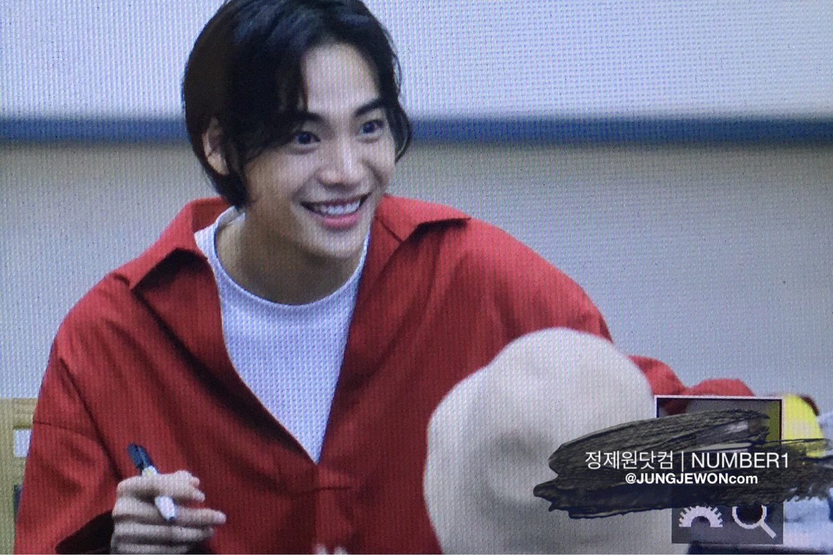 JUNGJEWONcom's tweet photo. 170815 상암 팬싸인회
오리로 콕콕하구 신나쪄ㅋㅋㅋㅋㅋ😆

#원 #정제원 #ONE #YG https://t.co/9FGrWm9VeF