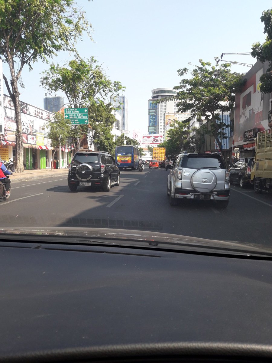denz_mas's tweet photo. gemblongan - tunjungan - embong malang... lancar... @e100ss @imandwi35 https://t.co/kej4gaz8Nz