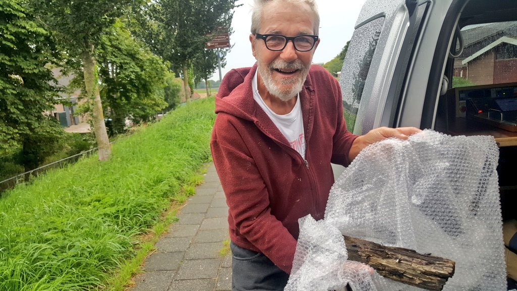 maikelcoomans85's tweet photo. Super colletiestuk! Wrakhout waarmee gat in dijk is verstevigd/gedicht #watersnoodramp #postcodeparcours #StadAanTHaringvliet @RTV_Rijnmond https://t.co/svxuto7pJJ
