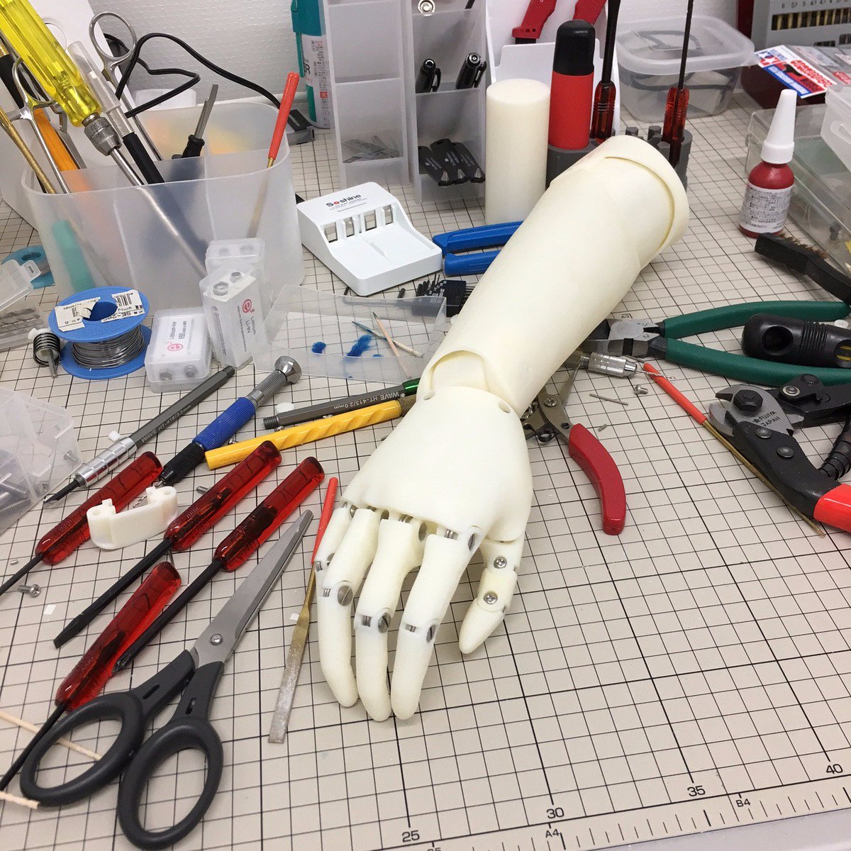 吉川雅博 Masahiro Yoshikawa A Twitter 前腕 肘パーツと接続 電動ではないバネを内蔵した義手ですが 同じような製品はないので ニーズは割とあります 技術的なポイントはそれほどないですが 必要な自由度と強度を確保しつつ とにかく軽く作るところでしょうか