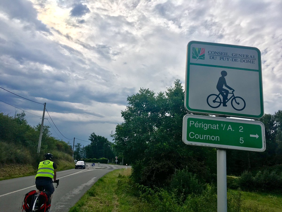 julienmoreau63's tweet photo. Checkpoint Charlie : On a passé #mezel sur la #veloroute70 avec @RemiPironin https://t.co/7GFEoYWumt