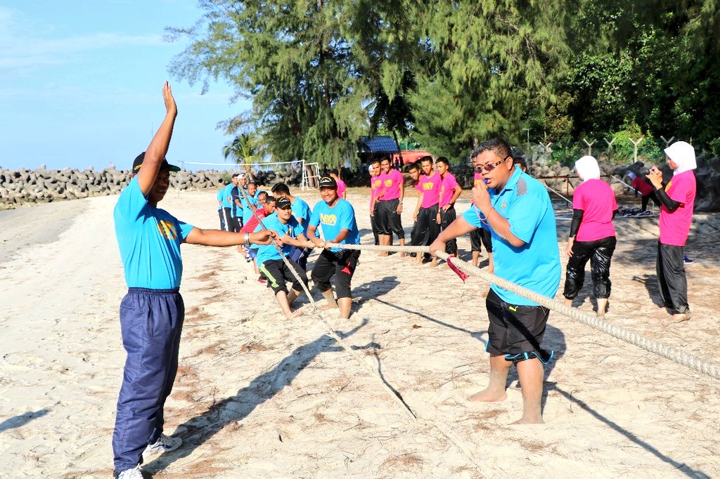 Mawilla_1's tweet photo. Selamat Datang @GAGAHSAMUDERA ke #MAWILLA1. Aktivit riadah di #BeachOne @Mawilla_1 . #Kesejahteraan
#NavyPeople
@tldm_rasmi @mykamarul https://t.co/Ue9zfpJDol
