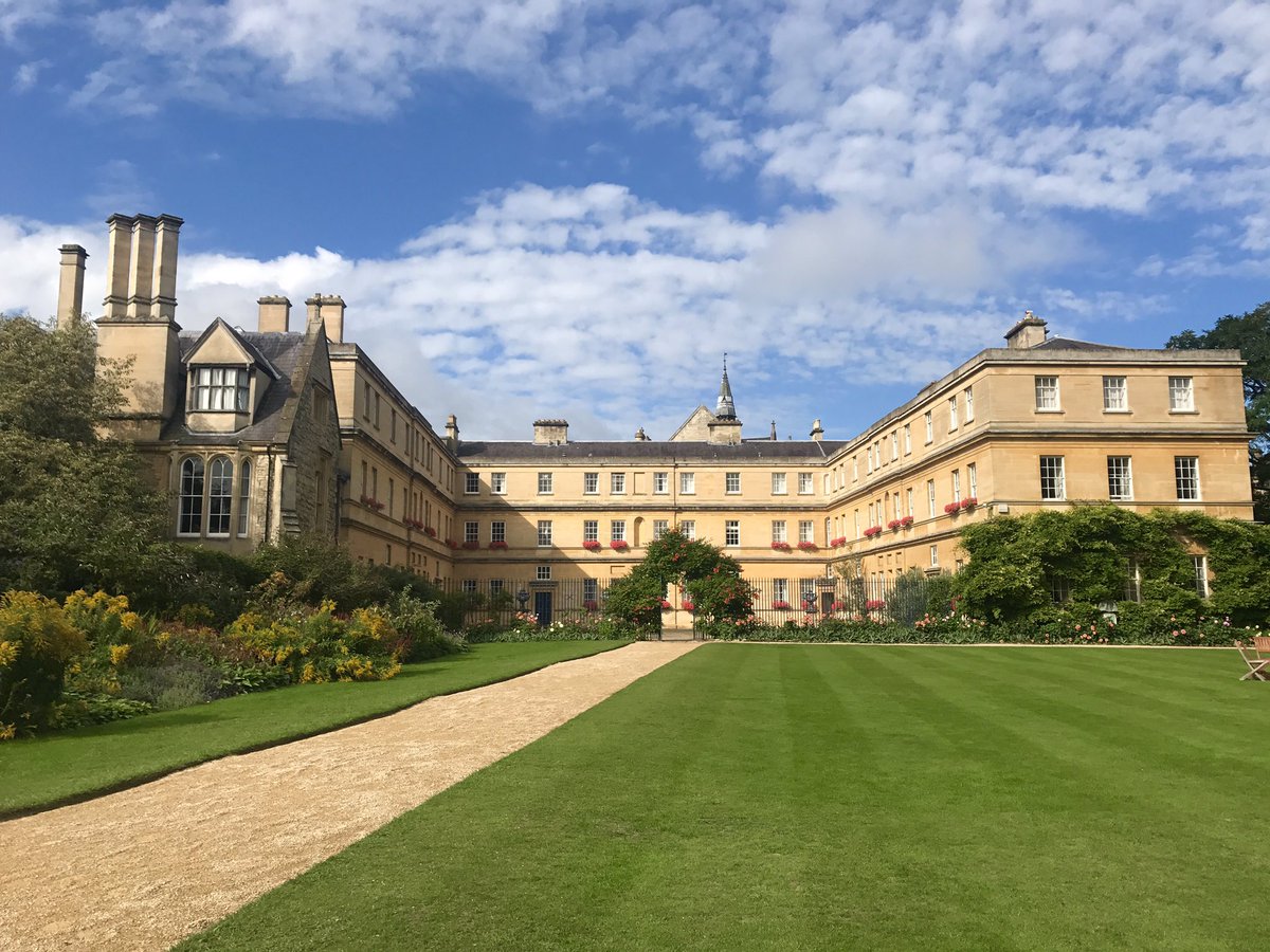 TrinityOxConf's tweet image. It's a beautiful start to the day here at #trinitycollege #oxford #sunshine #blue #sky #flowers #lawns #visit