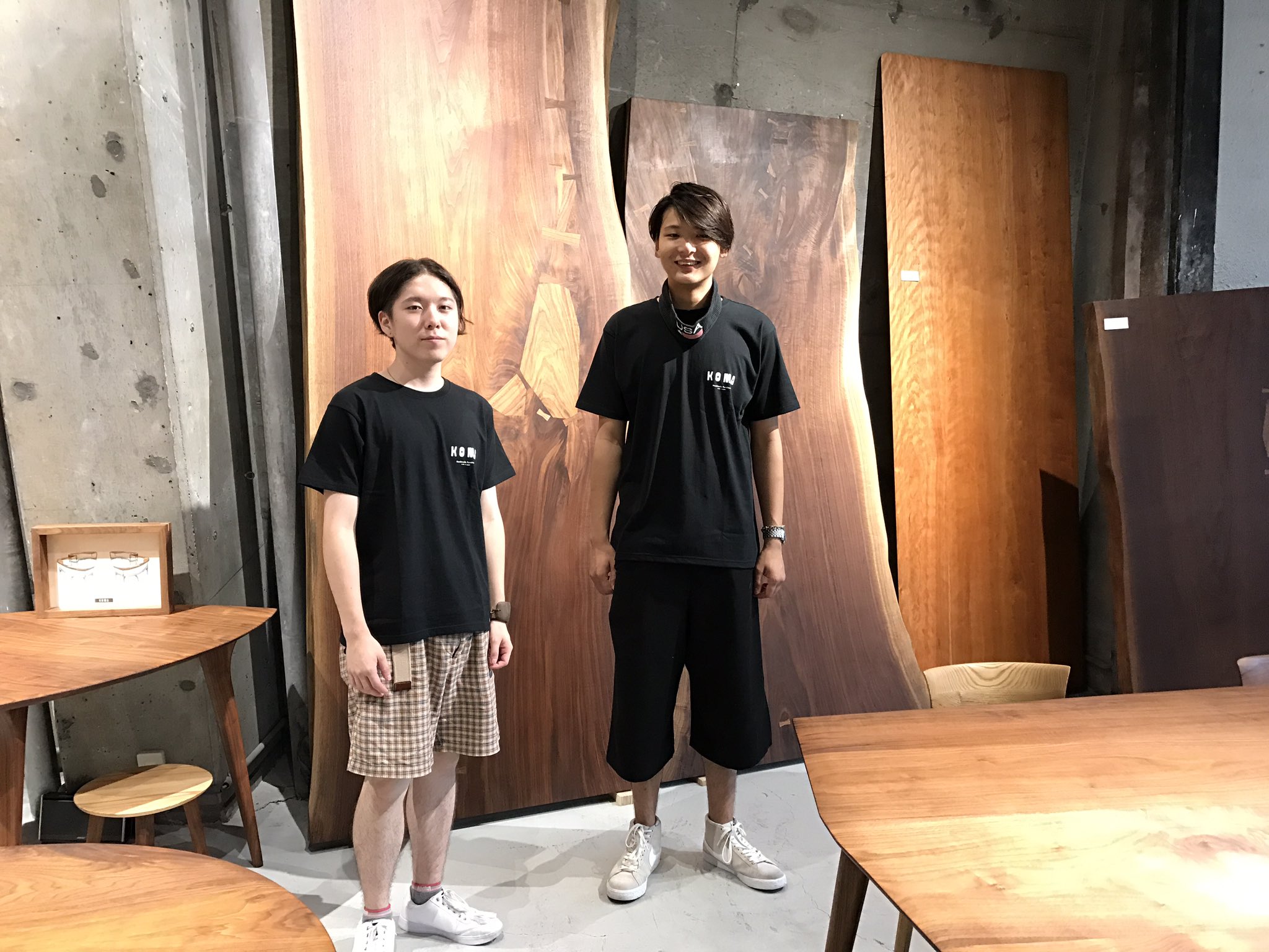 家具工房koma 家具職人と芸術を学ぶ大学生 Tvを見て刺激をうけましたと岐阜と大阪からkoma Shopに来てくれました キラキラした目で将来の夢を語る姿に 若かりし頃の松岡と亀井を思い出しました Koma 無垢家具 T Co 8v9bi0g8wy Twitter
