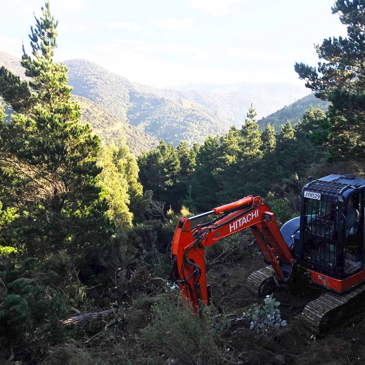 HitachiCME's tweet image. Could you imagine working with such incredible views? The #Hitachi #excavator operator who shared this with us does! #NewZealand