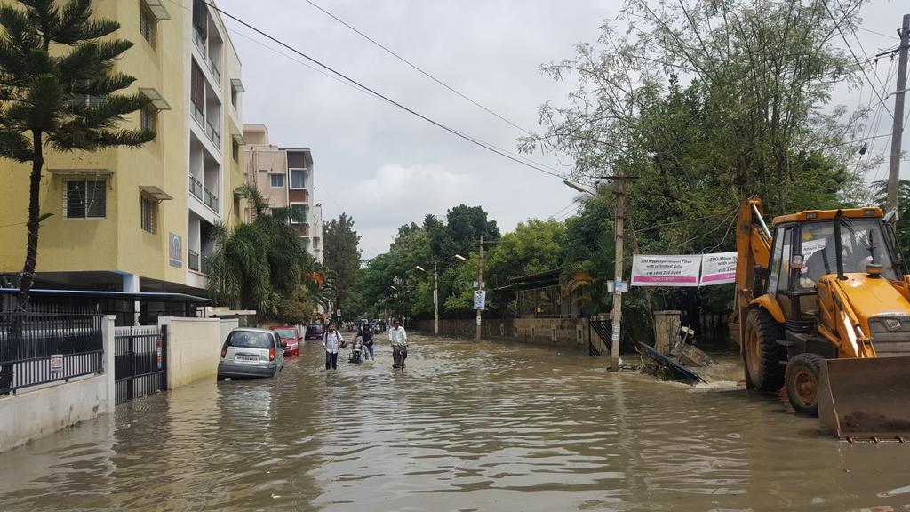 SandyzSphere's tweet photo. Koramangala #STBed flooded! #BangaloreRains https://t.co/OUgEzLkNZy