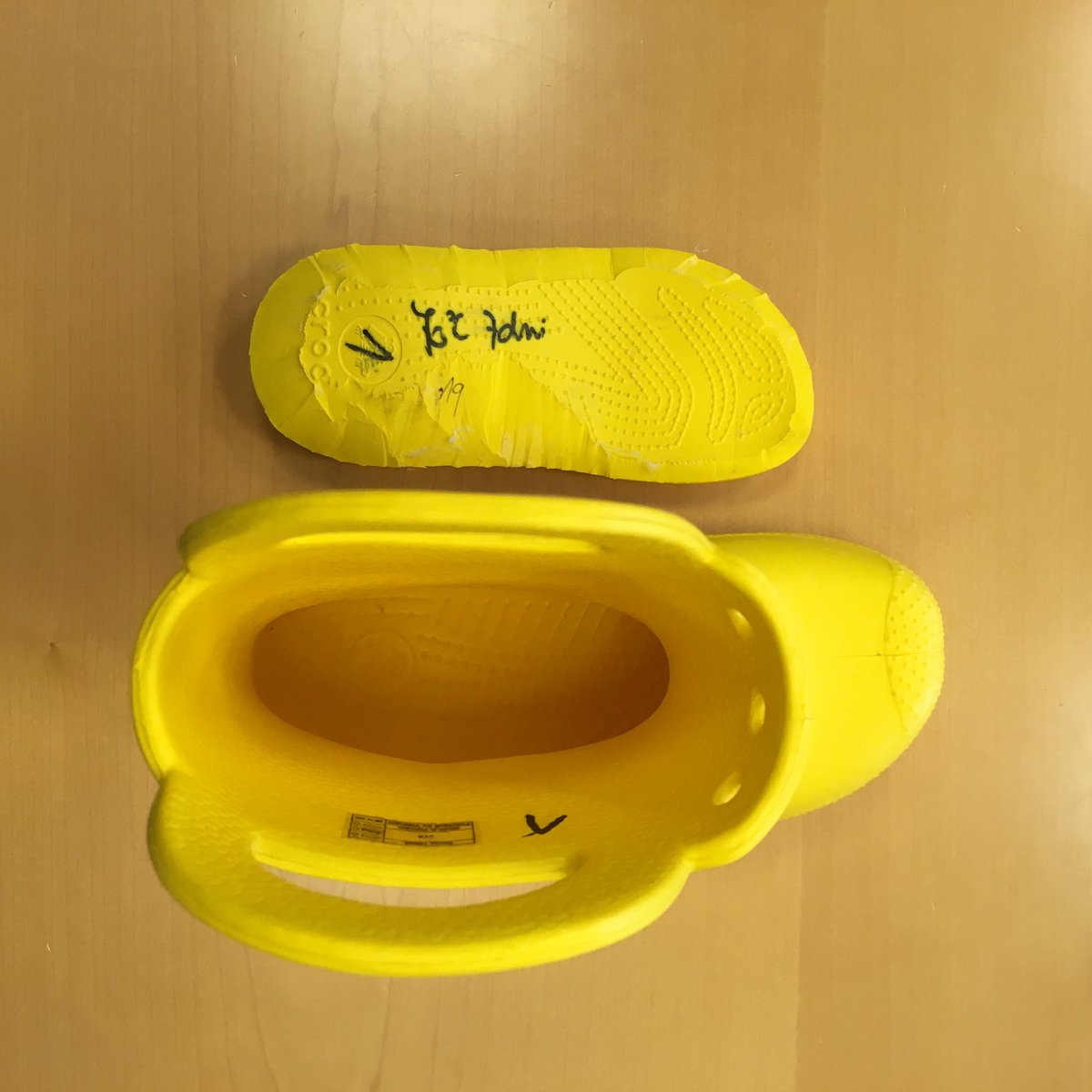 CasopisdTest's tweet image. Máte-li boty Crocs, nenechávejte je v horku. Srazí se, klidně o polovinu. Foto z testu dětských holínek, který vyjde v zářijovém dTestu.