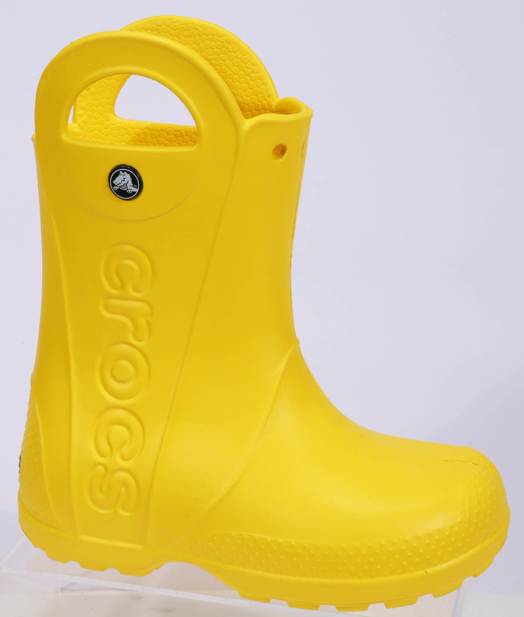 CasopisdTest's tweet image. Máte-li boty Crocs, nenechávejte je v horku. Srazí se, klidně o polovinu. Foto z testu dětských holínek, který vyjde v zářijovém dTestu.