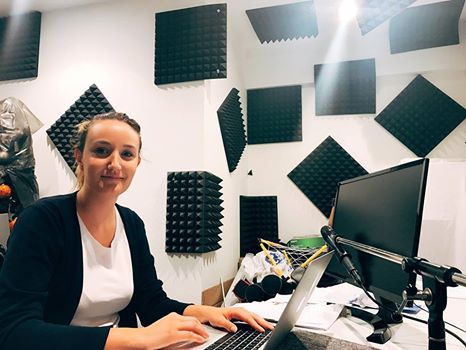 Zavirili smo u studio u kojem se snimaju kursevi! Mia nam priprema Java Script :) #Bookvar #javascript #courses