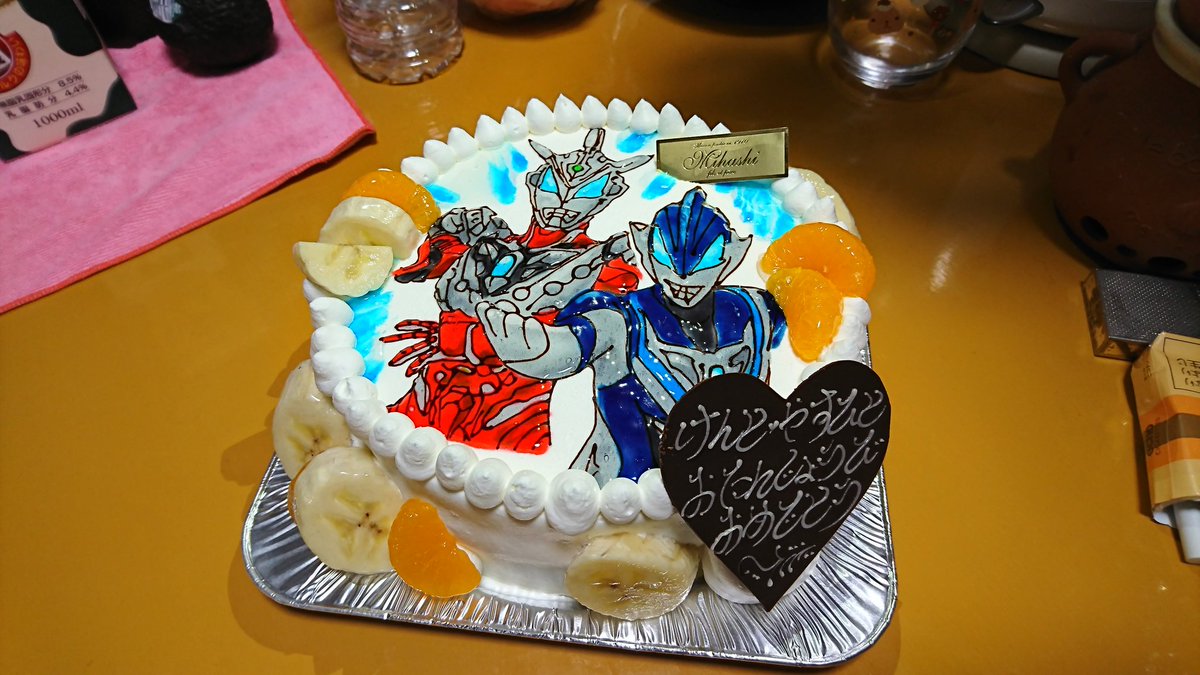 ちらら 甥っ子の誕生日で ミハシでデコレーションケーキ頼んだ すごい すごすぎる 芸術だ ウルトラマンジードとアクロスマッシャーのデコレーション頼んだんだけど すごい