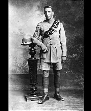 TonyWrightNZ's tweet photo. @powderkeig Lawrence also had a Kiwi bodyguard, Beet Algar. Beet was also an All Black, dashing lad! https://t.co/RyMU0bk86B