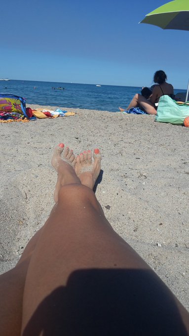 2 pic. Chilling at the beach in Corsica ?☺ https://t.co/SouqWNzW1E