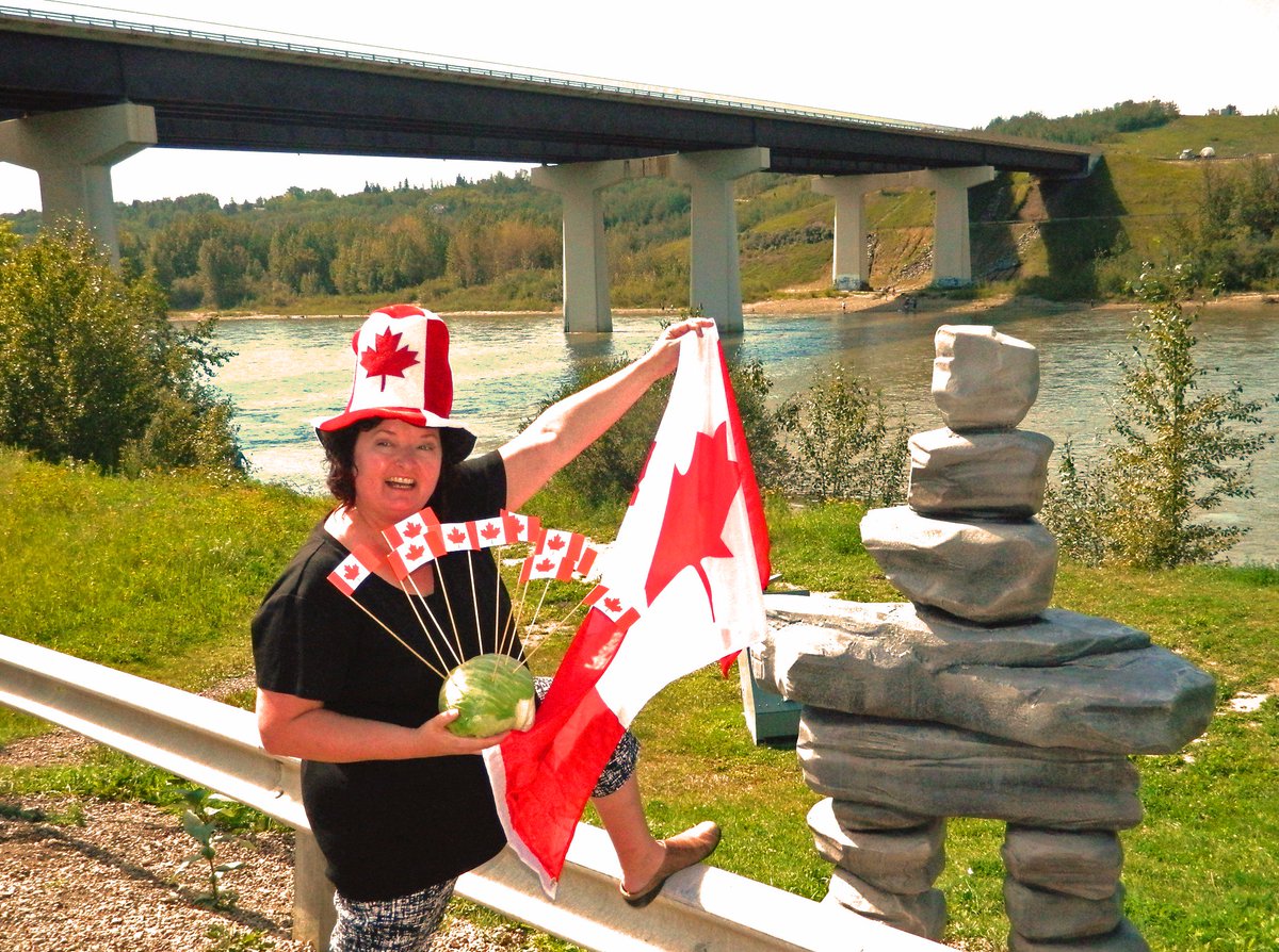 LKeindel's tweet photo. @CTVYEGBuzz @EPCOR #rivervalleyfun Under the #DevonBridge celebrating with my crazy lettuce! Would love to show off on my new paddleboard! https://t.co/XCraaV8aml