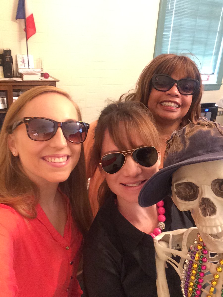 sherylthepearl's tweet photo. #CityHallSelfie #CityofAlbion #AlbionMI #MayorsOffice #MrSkeleton #Sunglasses https://t.co/Yay489XmcV