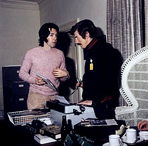 friseuringo's tweet photo. #TheBeatles at the #Apple offices on Saville Row, 1969.
#GeorgeHarrison, #PaulMcCartney with Derek Taylor & #JohnLennon
Ph: by #TomHanley https://t.co/4yVo7LEGZ8