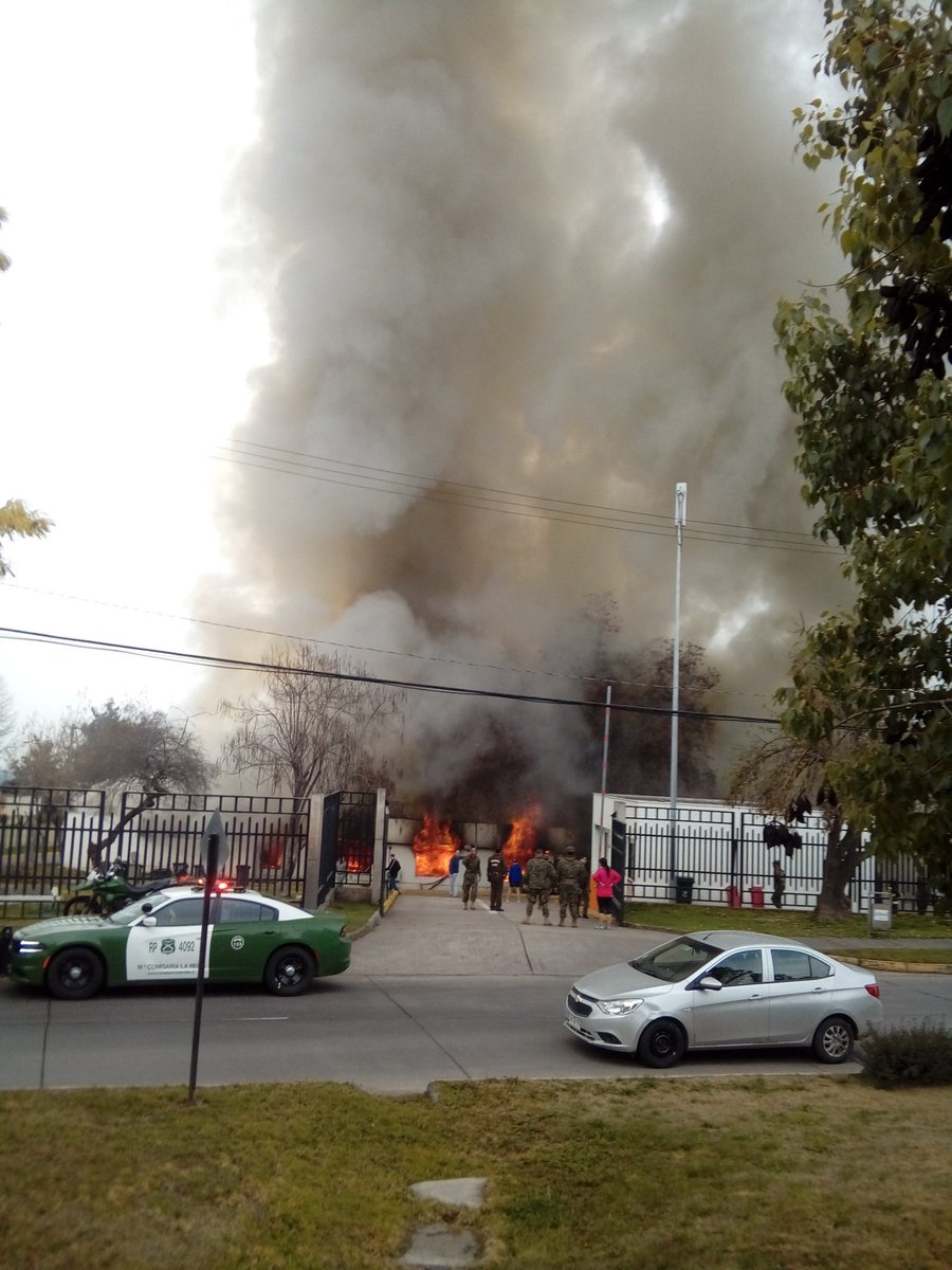 sextacbn's tweet photo. FOTOS: Bomberos trabaja en Incendio en pabellón de cocina al interior de Academia Militar en la Reina. (Vía @elriodira @JuanRubio_24) https://t.co/Q5F0McAkhx