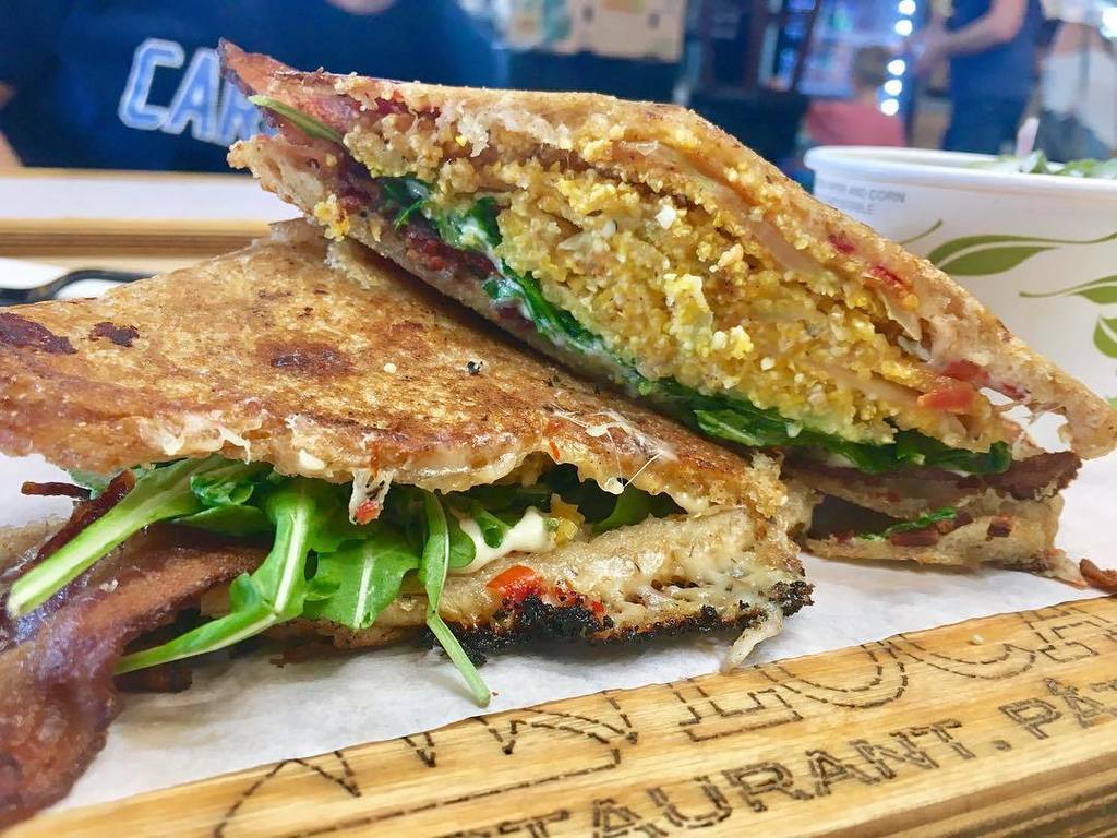 We're on a fried green tomato kick and the BLT at @localloafclt delivers 🥓🌱🍅 ift.tt/2uFXiI5