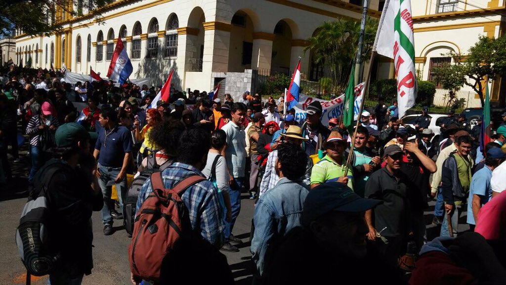 cigarrapy's tweet photo. El #DesfilePatriota en pausa hace varios minutos al costado de La Catedral. PN no permite el paso con palos, símbolo de la lucha campesina. https://t.co/HtKHEOrs97