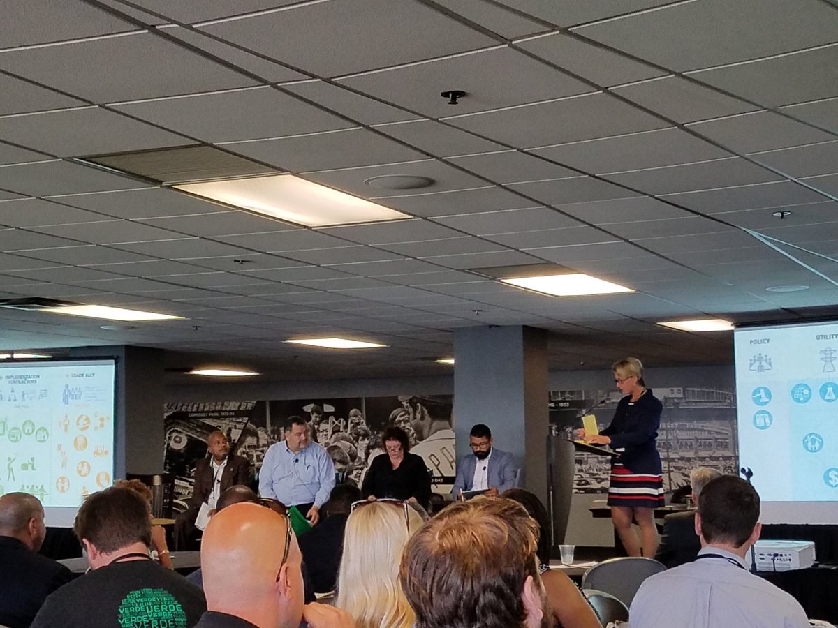 IrmaZaragoza's tweet image. @ComEd @NLEI FEJA Workforce Dev Summit connecting Energy Efficiency employers with community-based and training orgs