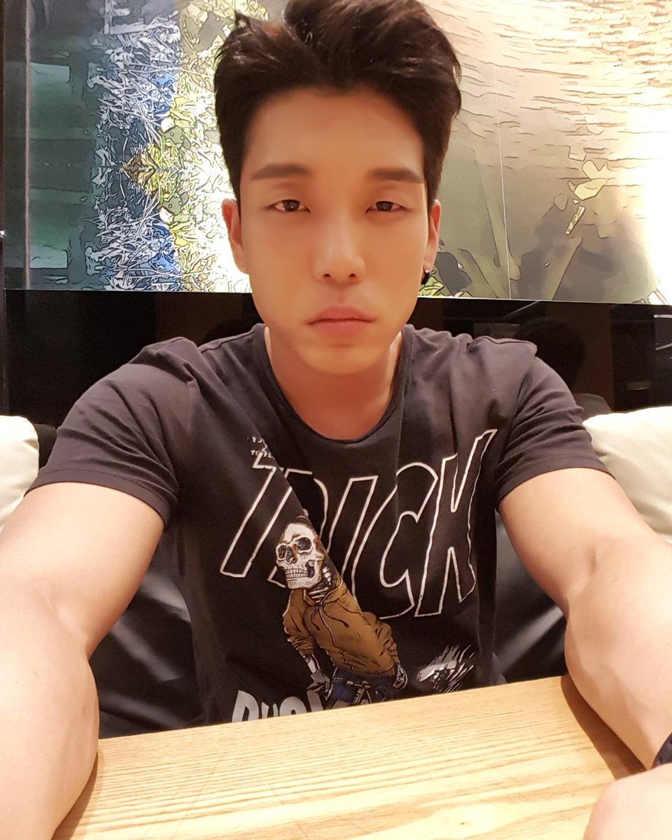 Taiwan_IAM's tweet photo. [@2AMCHANGMIN insta.] 沒有任何想法...
通常等待時都是這樣...
https://t.co/84ggLjLXuD https://t.co/y6tdMXrI8K