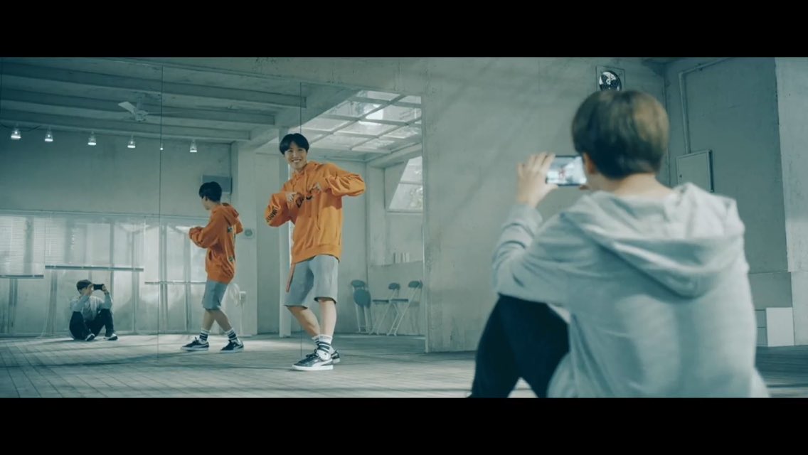 scarafmouche's tweet photo. [CAP] #BTS #방탄소년단 #LOVE_YOURSELF Highlight Reel #起 BTS_twt #JIMIN #JHOPE
(https://t.co/smMkQrzRp1) https://t.co/Ie4wi04BSq