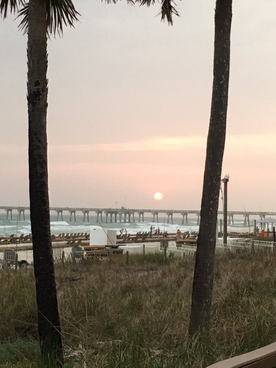 LouLobsinger's tweet photo. Happy #nationalrelaxationday! #PCB2017 #JustBreathe #Relax #goodvibes #sunset #mudra #namaste #PanamaCityBeach #Florida https://t.co/NvApTWdt14