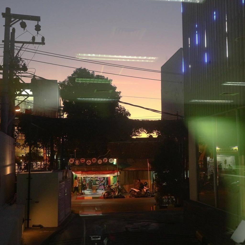 sahtrek's tweet photo. A view from window

ibis Styles Yogyakarta, Back Office Mid August 2017

#moment #life #sunset #setting #august #y… https://t.co/JrBsNqEOK0 https://t.co/54u6ZPrCXH