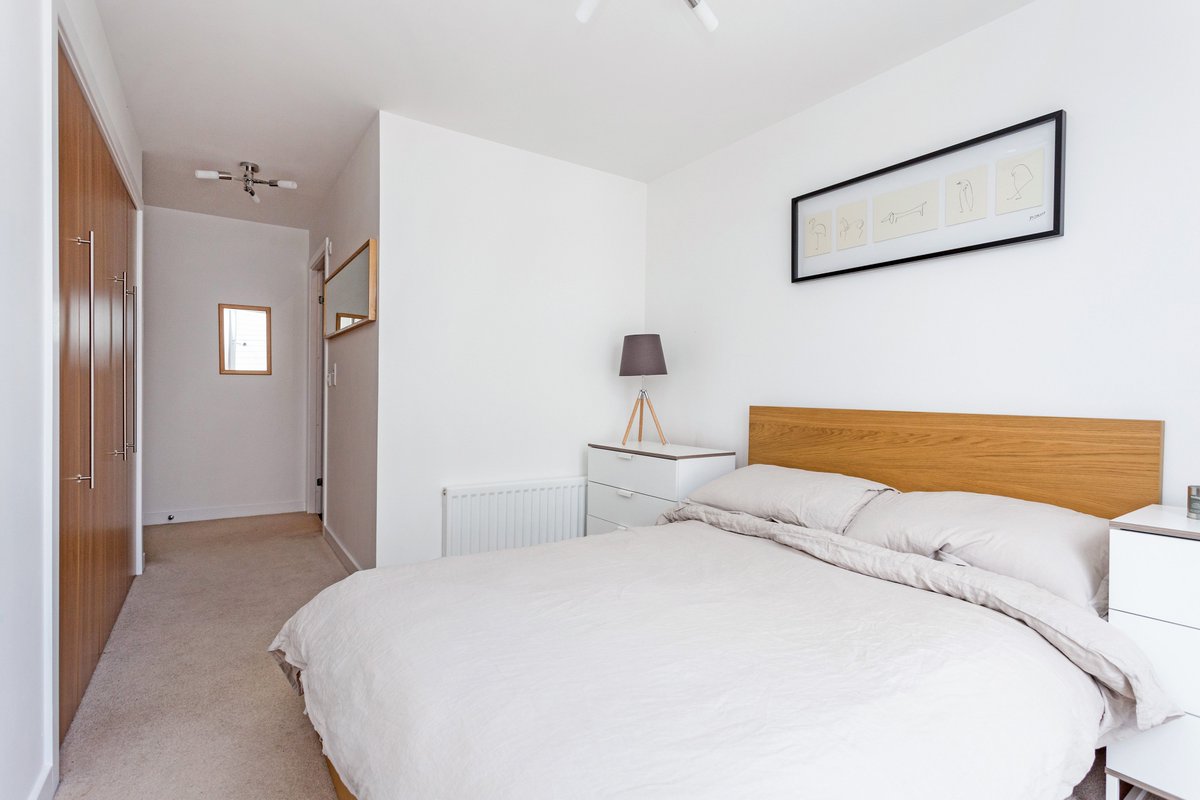 POPropertyEd's tweet image. Beautiful, spacious 2 bedroom apartment available in popular #Fettes development #property #Edinburgh paganosborne.com/property/prope…
