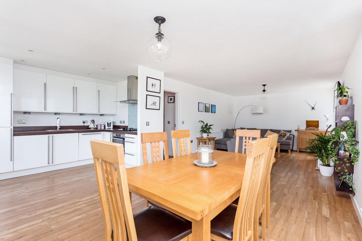 POPropertyEd's tweet image. Beautiful, spacious 2 bedroom apartment available in popular #Fettes development #property #Edinburgh paganosborne.com/property/prope…