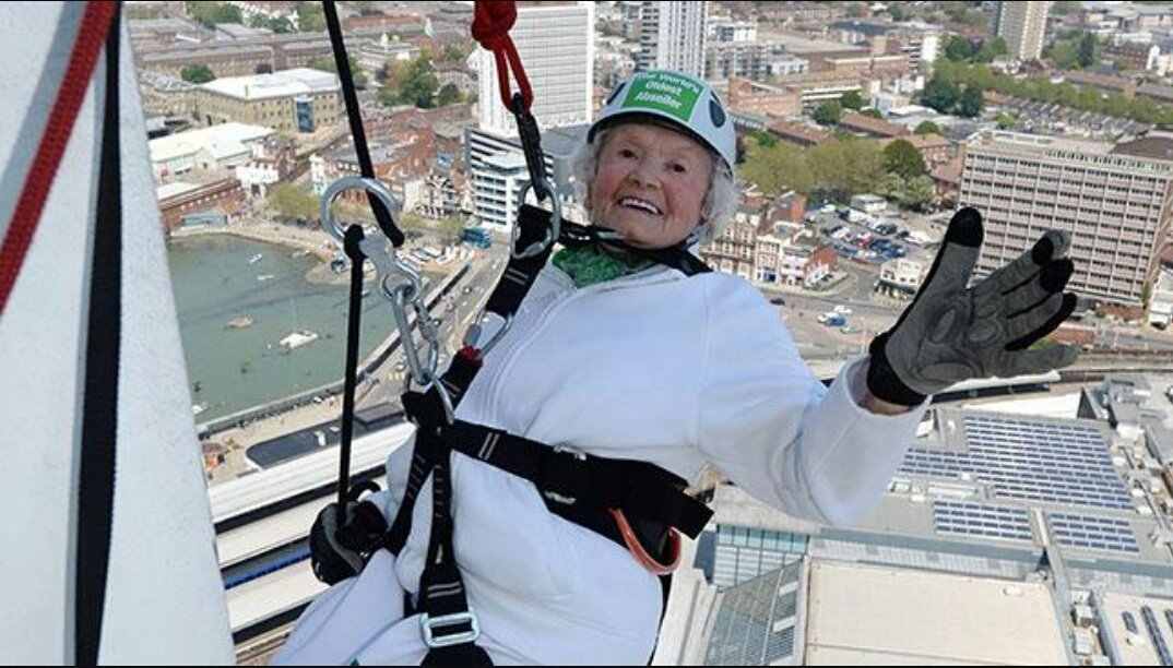 Daring Doris en yaşlı bungee jumping yapan kadın tam 100 yaşında .