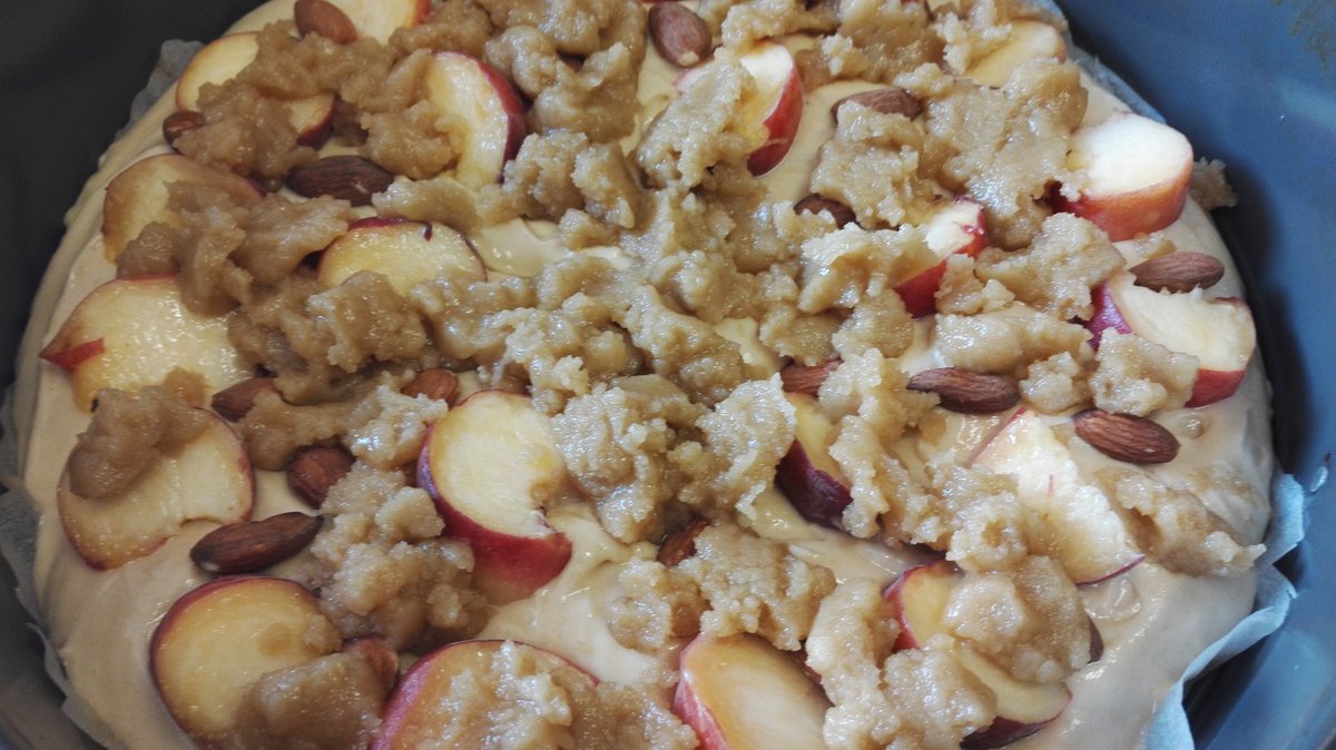 Trufflesicious's tweet photo. Fresh #peach & #almond #struesel #cake Before oven & after #AfternoonTeaWeek #homemade https://t.co/y5DllxIzzp