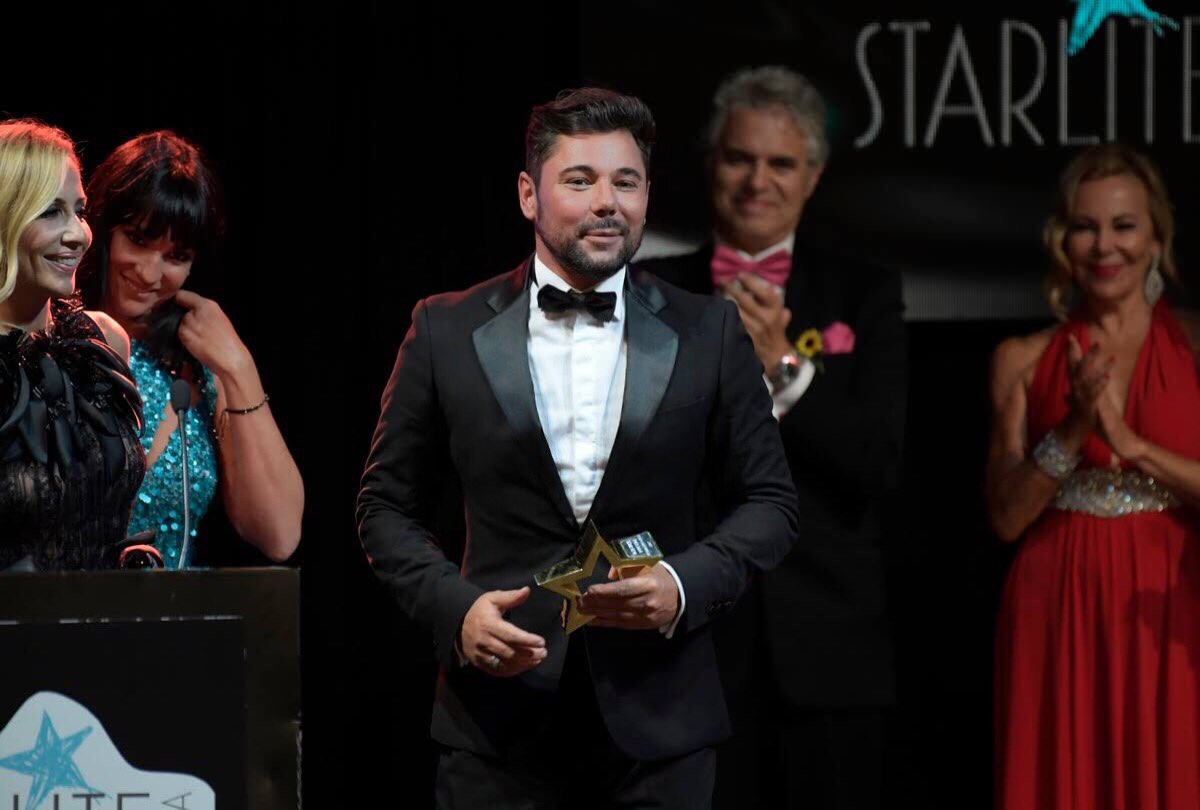 MiguelPoveda's tweet photo. Gracias @StarliteGala @sandrastarlite @antoniobanderas... es el premio a todas las personas anónimas que siguen en la lucha contra el cáncer https://t.co/JYXIogHBRJ