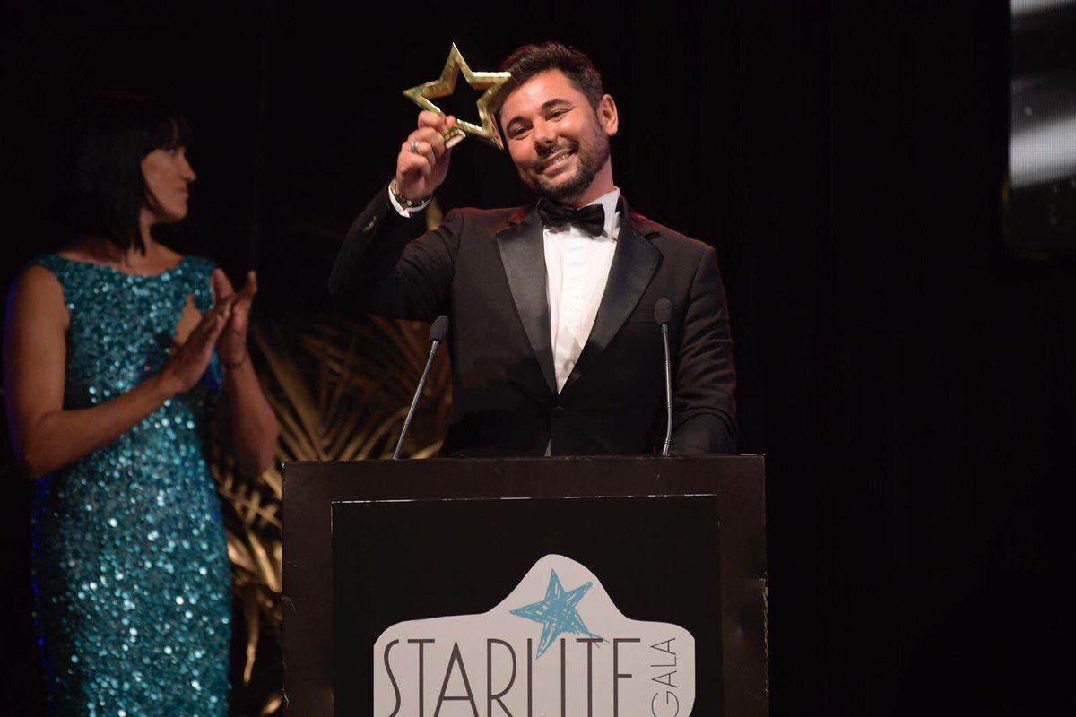 MiguelPoveda's tweet photo. Gracias @StarliteGala @sandrastarlite @antoniobanderas... es el premio a todas las personas anónimas que siguen en la lucha contra el cáncer https://t.co/JYXIogHBRJ