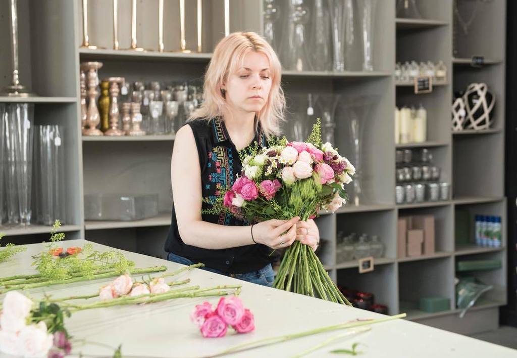 Super serious at work! ☄️
.
.
#seriousface #seasonallondonblooms #yourlondonflorist #handtiedbouquet #summerflowers ift.tt/2i22OyP