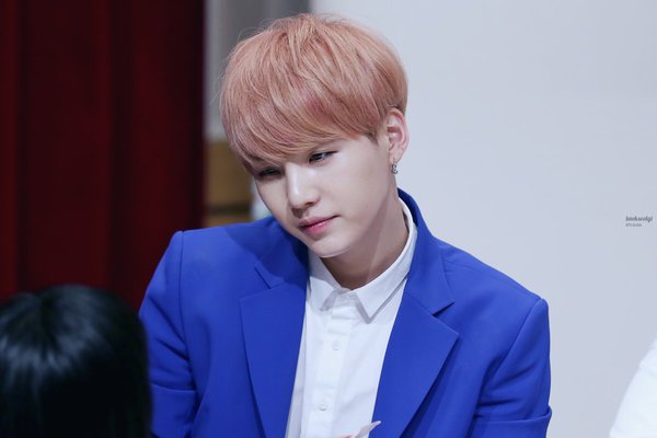 l_love_victory's tweet photo. #SoribadaBTS
#FanArmyFaceOff
#1YearWithAGUSTD
#LOVE___YOURSELF
#HIXTAPE3M
От одного этого взгляда можно умереть..... https://t.co/r8UDr20Y68