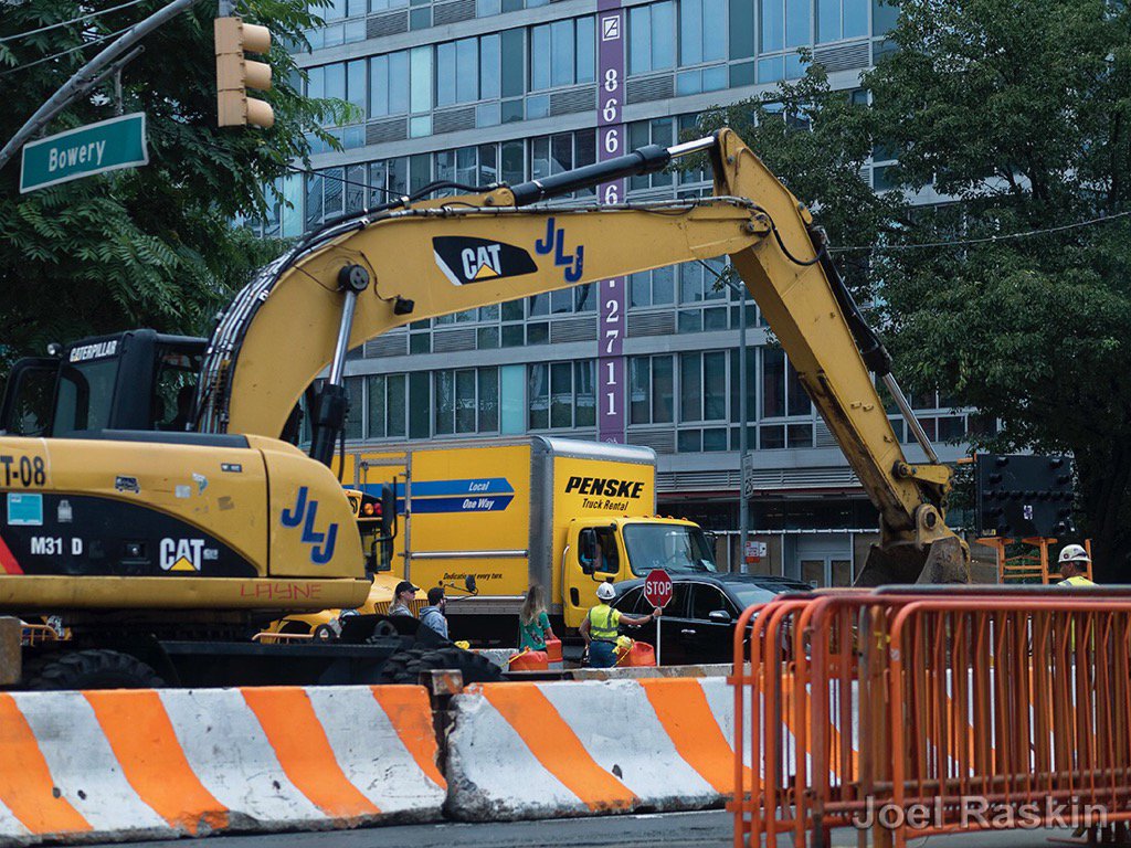 JoelRaskin's tweet photo. #Construction #chaos on #houstonStreet &amp; #Bowery #NYC #LowerEastSide https://t.co/7OIhKsrRJH