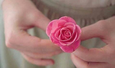 Bu vakitte gönle,hüzün ve özlem düşerse,
Dile de,sabır ve dua düşer..!

Hz.Mevlana