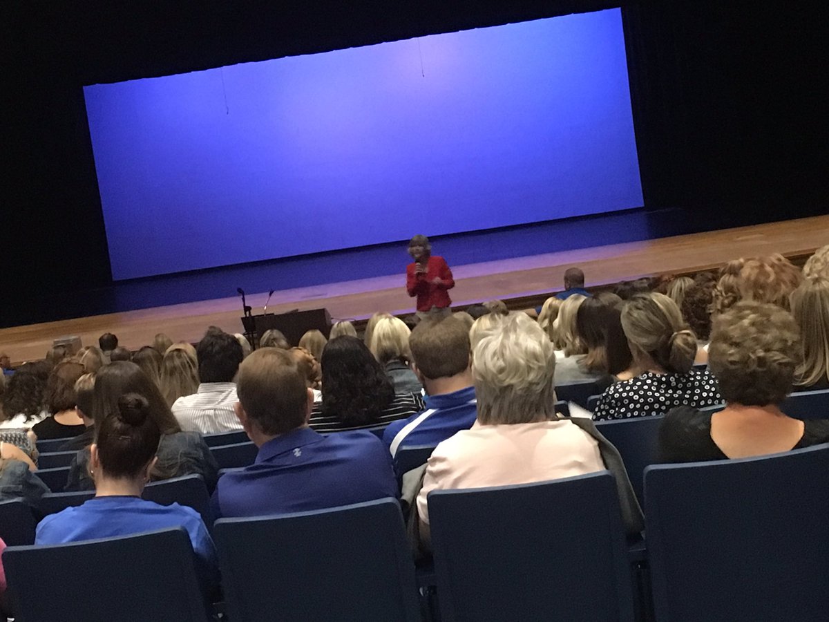 kris10taylor223's tweet photo. Best wishes for an amazing school year @BoroPantherNews #SpringboroSchools @MURegDean &amp; team welcoming teachers &amp; staff! #miamiohregionals https://t.co/R0aB4RTR0s