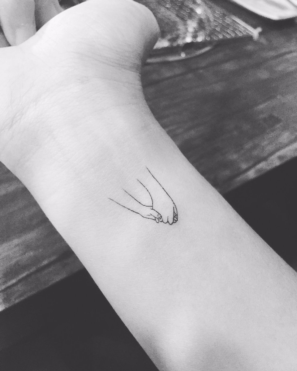 Crispbond009's tweet photo. [รีวิวงานสัก] ร้านที่แทยอนไปสัก "Playground tattoo" เส้นเล็กมินิมอล งานละเอียดมาก เส้นสวยมากกก ราคาแพงกว่าที่ไทยจริงแต่คุ้มค่า ยอมจ่าย 😂 https://t.co/4vGentAb4u