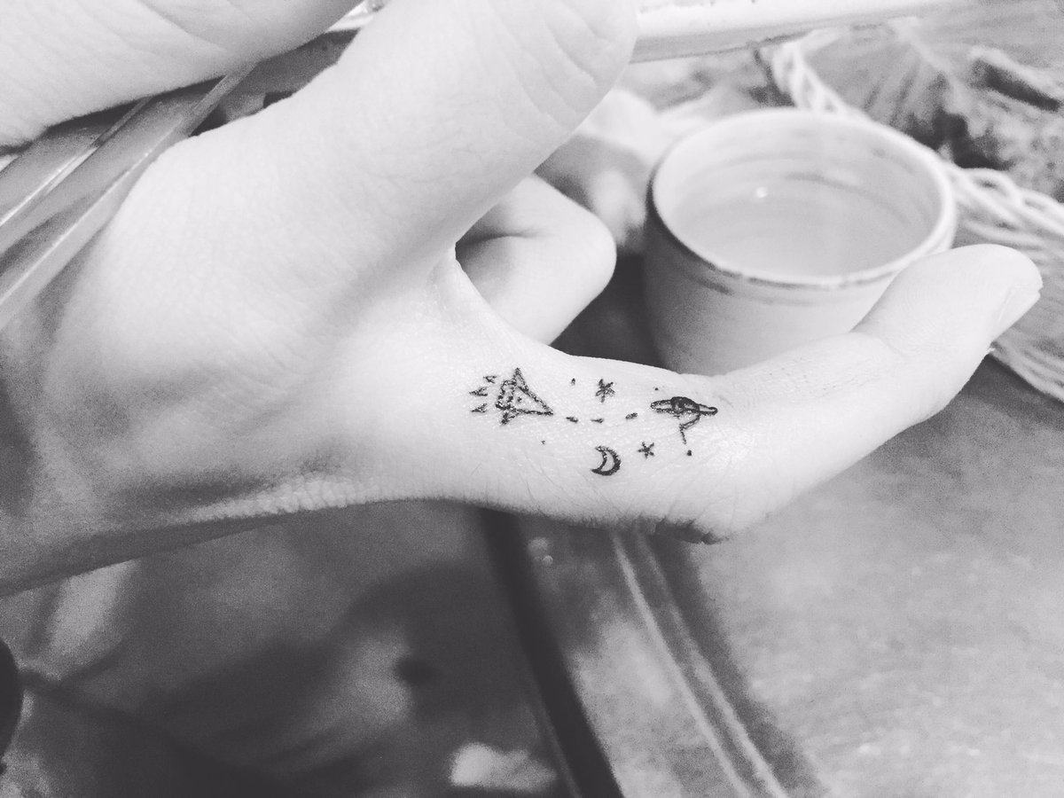 Crispbond009's tweet photo. [รีวิวงานสัก] ร้านที่แทยอนไปสัก "Playground tattoo" เส้นเล็กมินิมอล งานละเอียดมาก เส้นสวยมากกก ราคาแพงกว่าที่ไทยจริงแต่คุ้มค่า ยอมจ่าย 😂 https://t.co/4vGentAb4u