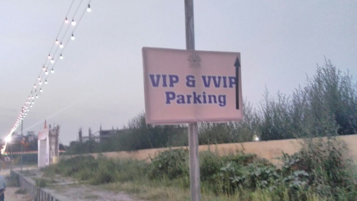 DelhiSinha's tweet photo. @ArnabGOffice @republic @PMOIndia VIP and VVIP culture being practiced at ISCKON dwarka during janmashtmi celebrations today. https://t.co/nMfJzcI6wm