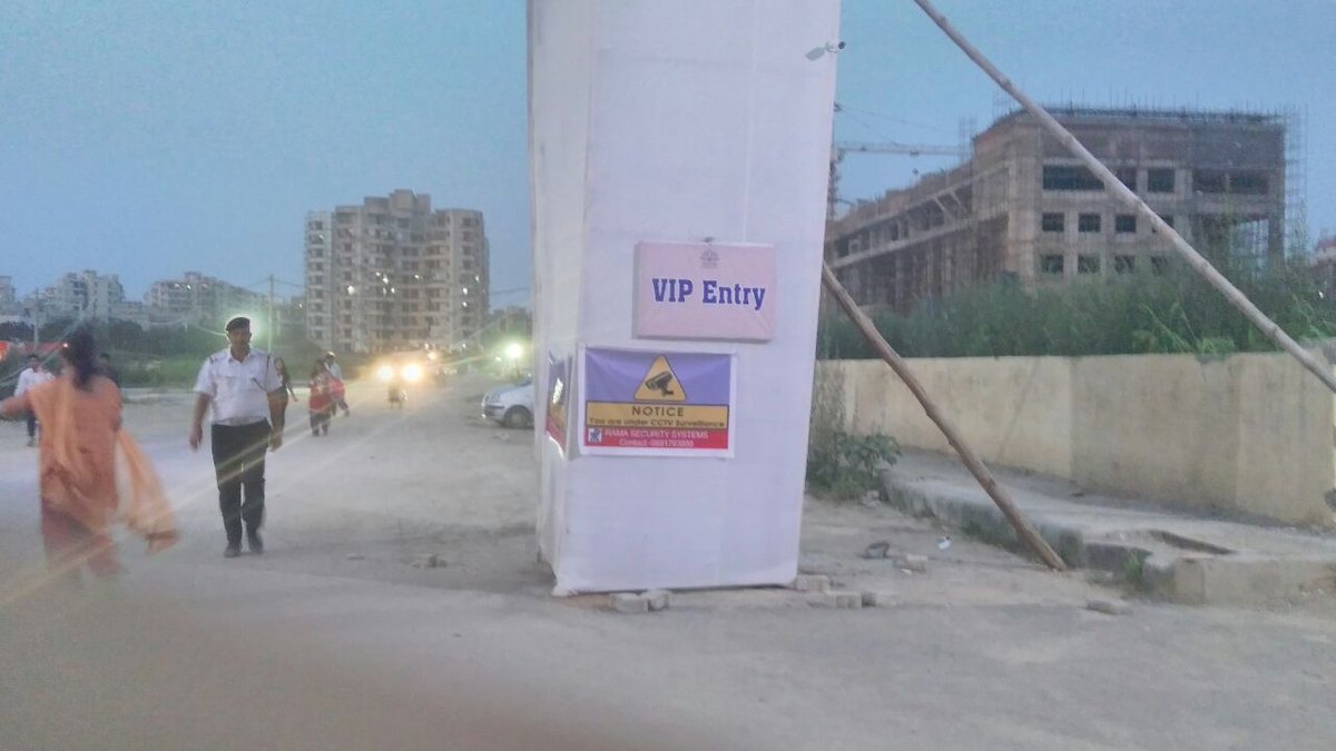 DelhiSinha's tweet photo. @ArnabGOffice @republic @PMOIndia VIP and VVIP culture being practiced at ISCKON dwarka during janmashtmi celebrations today. https://t.co/nMfJzcI6wm