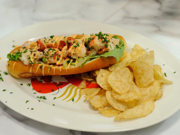 FoodNetwork's tweet image. .@GZChef's lobster roll technique is 💯! Get his tips before a new #CooksVsCons @ 10|9c: foodtv.com/5rq6m!