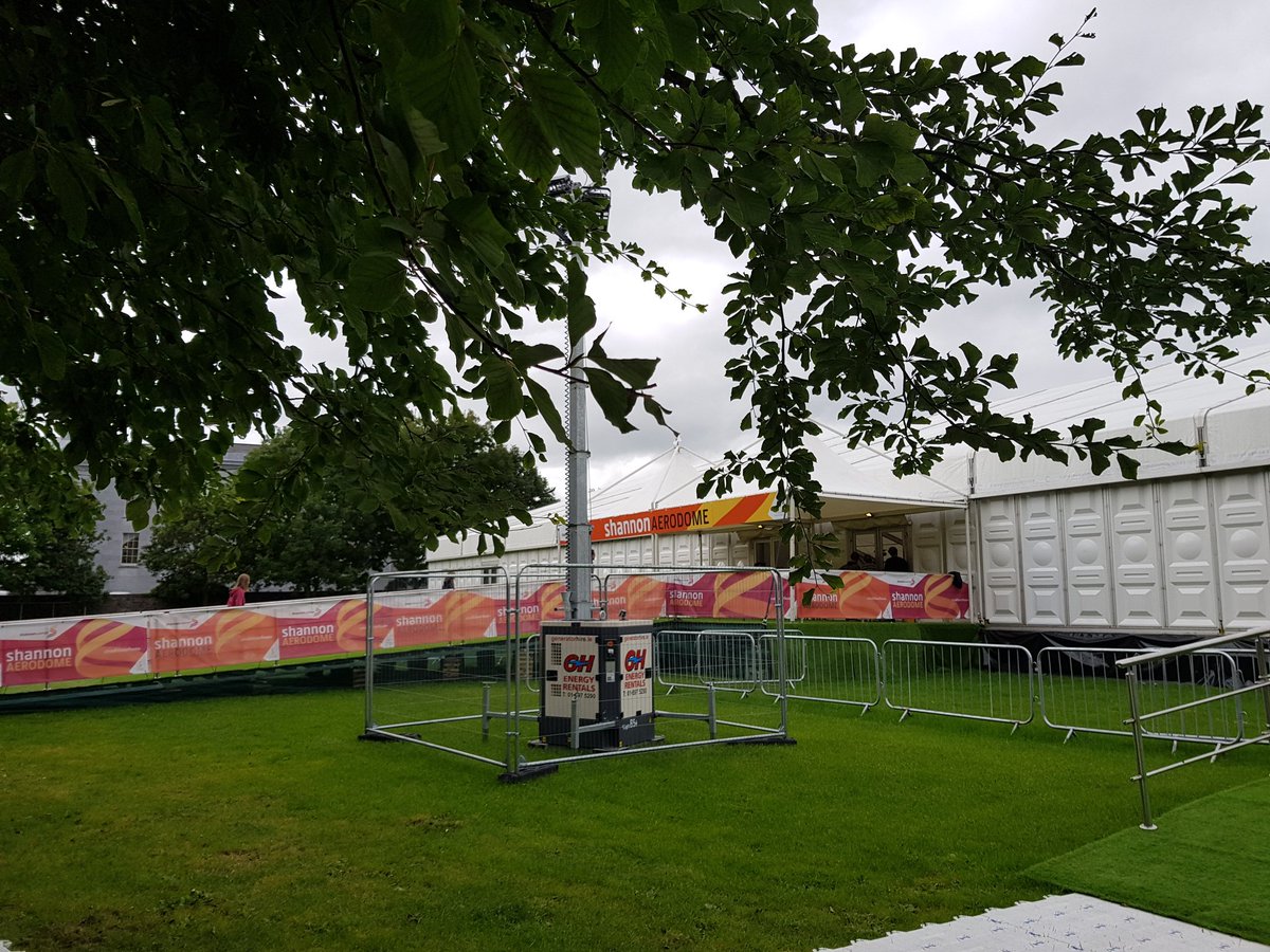 fleadhcheoil's tweet photo. The soundcheck for the Fleadh Showcase concert is attracting attention. 8pm tonight in the Shannon Aerodome. #ClareYouthTrad #fleadh2017 https://t.co/ccBMRCfPp0