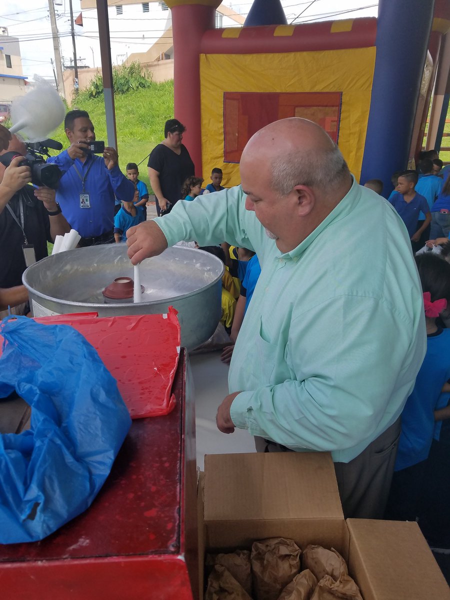 Gracias a <a href="/JohnnyMndez36/">Johnny Méndez</a> y a las Farmacias CVS por brindarle este regalo a nuestros estudiantes de la Esc. Dolores Alvarez.