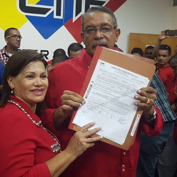 Ayer inscribí mi candidatura a la reelección... ¡Otra vez Maelo Ruíz!, espero el joven Olivares NO me de una paliza como le dio a mi mujer!